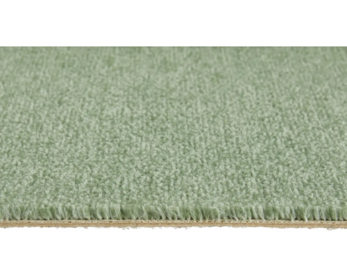 Moquette verte à surface texturée avec envers visible.