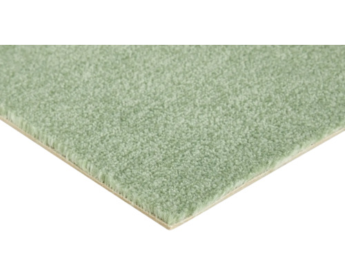Gros plan d'un tapis vert doux à poils longs avec une texture dense et pelucheuse.