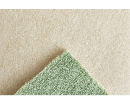 Moquette verte avec surface texturée et envers en feutre beige. Vue détaillée de la structure du matériau.