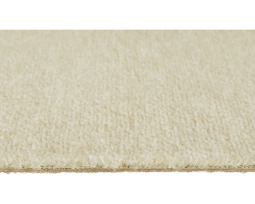 Gros plan d'une moquette de couleur crème avec poil coupé doux et envers visible.
