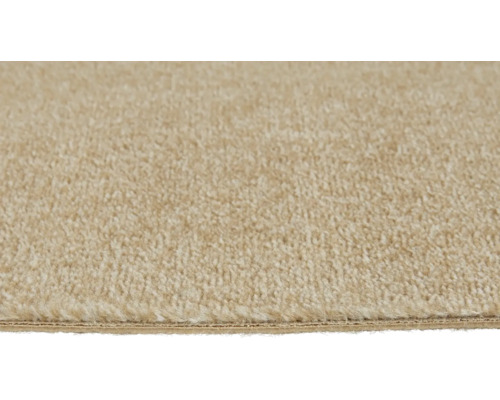 Vue rapprochée d'une moquette beige avec une texture douce à poils coupés.