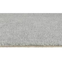 Moquette en gris clair, texture douce et dense, vue détaillée de la surface.