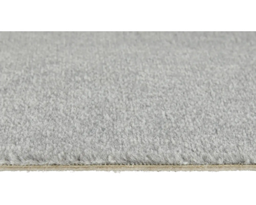 Moquette en gris clair, texture douce et dense, vue détaillée de la surface.