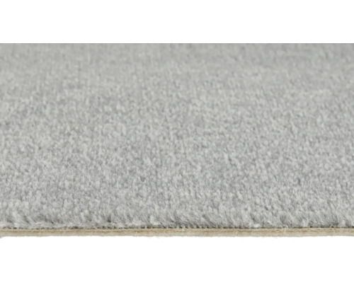 Gros plan d'une moquette gris clair à poils coupés avec une texture douce et un dossier.