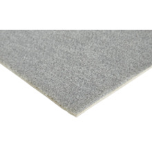 Moquette grise avec une surface douce et texturée.