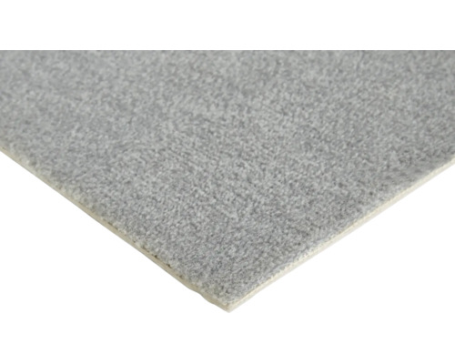 Moquette grise avec une surface douce et texturée.