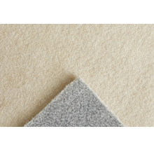 Gros plan d une moquette en feutre aiguilleté beige clair avec un coin gris replié, structure de surface douce.