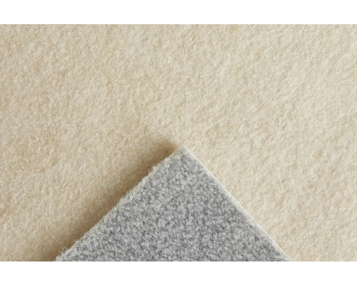 Gros plan d une moquette en feutre aiguilleté beige clair avec un coin gris replié, structure de surface douce.