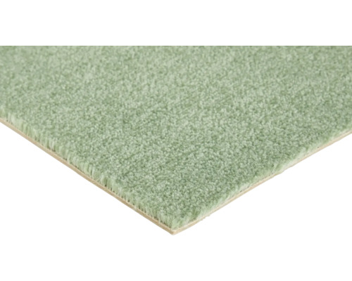Moquette vert clair avec une surface douce et texturée et bord visible.