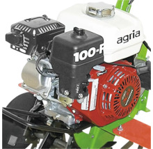 Moteur à essence d'une motobineuse Agria avec réservoir blanc, logo Agria et logo Honda sur le démarreur rouge.
