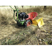 Motofaucheuse Agria avec siège rouge et capot de protection jaune en action dans une prairie lumineuse avec de hautes herbes sèches.