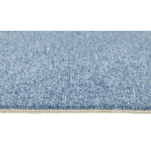 Moquette bleue avec surface structurée et dossier visible en vue rapprochée.