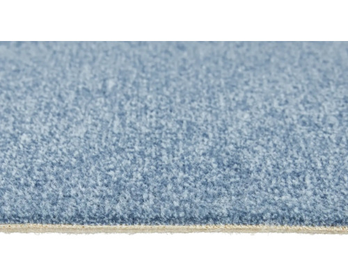 Moquette bleue avec surface structurée et dossier visible en vue rapprochée.