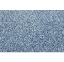 Gros plan sur la structure de tapis bleu à poils doux.