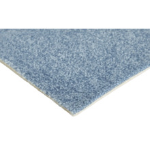 Moquette en velours bleu à poils ras.