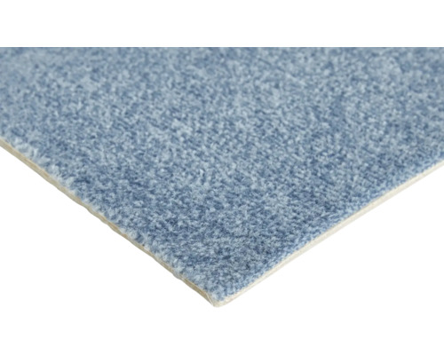 Moquette en velours bleu à poils ras.