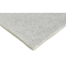 Moquette douce à poils longs gris clair avec une surface texturée.
