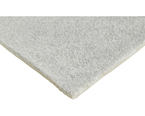 Moquette douce à poils longs gris clair avec une surface texturée.