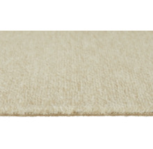 Gros plan d'un tapis clair et doux avec une surface texturée.