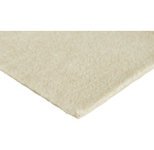 Gros plan d'une moquette à poils denses en beige.