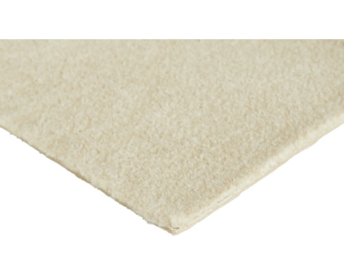 Gros plan d'une moquette à poils denses en beige.