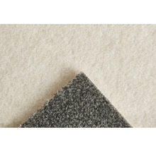 Nahaufnahme eines grauen Teppichbodens mit strukturierter Oberfläche und heller Rückseite.