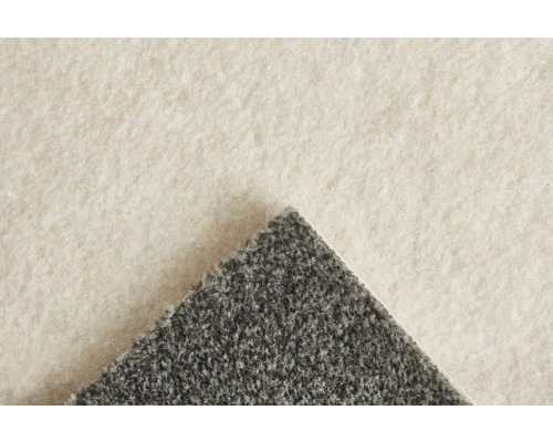 Nahaufnahme eines grauen Teppichbodens mit strukturierter Oberfläche und heller Rückseite.