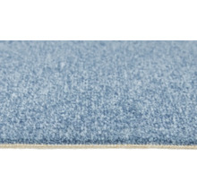 Gros plan sur la texture et les fibres d'une moquette bleu clair.