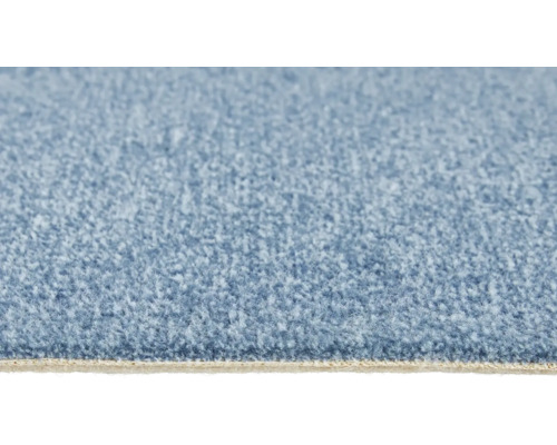 Gros plan sur la texture et les fibres d'une moquette bleu clair.