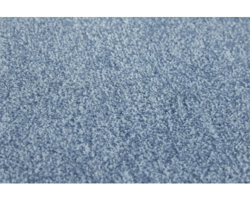 Gros plan sur la structure de tapis bleu à poils doux.