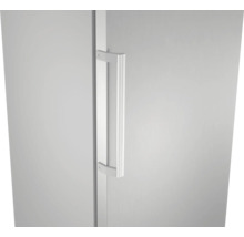 Poignée de porte verticale en métal pour réfrigérateurs et congélateurs.
