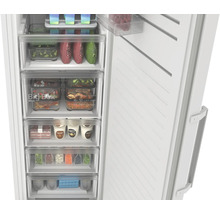 Vue intérieure d'un congélateur ouvert avec des tiroirs transparents, remplis de produits surgelés comme des légumes et de la glace.