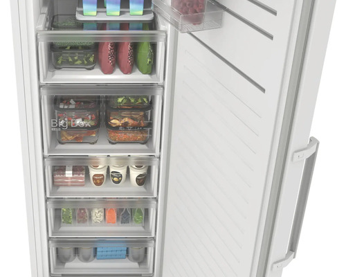 Vue intérieure d'un congélateur ouvert avec des tiroirs transparents, remplis de produits surgelés comme des légumes et de la glace.