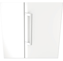 Poignée de porte verticale moderne en métal sur une façade de meuble blanche.
