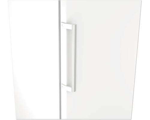 Poignée de porte verticale moderne en métal sur une façade de meuble blanche.