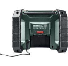 Vue arrière de la radio de chantier Metabo R 12-18 BT avec Metabo Logo, antenne, compartiment batterie, fiche secteur et symboles de certification.
