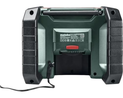 Vue arrière de la radio de chantier Metabo R 12-18 BT avec Metabo Logo, antenne, compartiment batterie, fiche secteur et symboles de certification.