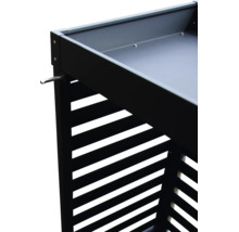 Détail d une table de jardin en métal noir avec un plateau et des lattes latérales.