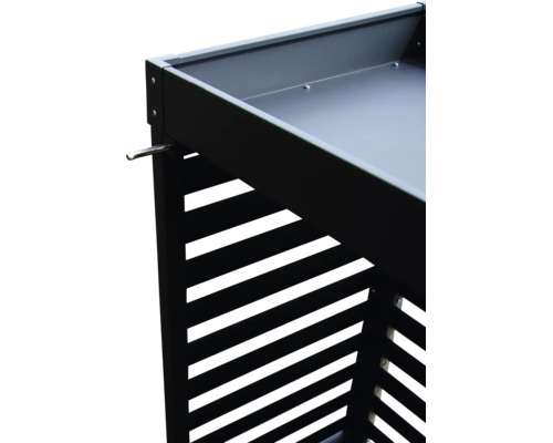 Détail d une table de jardin en métal noir avec un plateau et des lattes latérales.