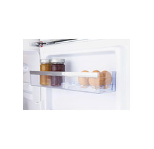 Clayette de porte de réfrigérateur en plastique transparent avec bordure argentée, garnie de bocaux et d'œufs.