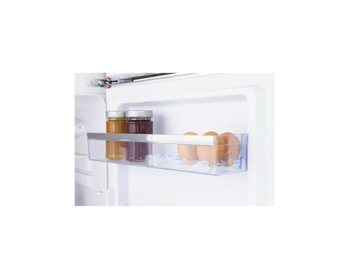 Clayette de porte de réfrigérateur en plastique transparent avec bordure argentée, garnie de bocaux et d'œufs.