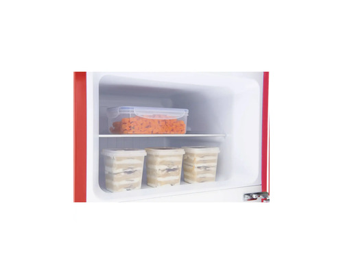 Vue de l'intérieur d'un compartiment congélateur à deux niveaux, contenant plusieurs boîtes de conservation en plastique transparent.