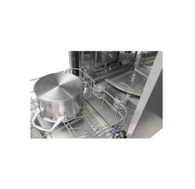 Vue intérieure d'un lave-vaisselle avec une casserole en acier inoxydable dans le panier inférieur.
