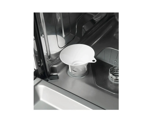 Entonnoir blanc en plastique pour sel régénérant inséré dans un lave-vaisselle.