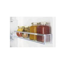 Balconnet de porte de réfrigérateur transparent avec plusieurs bocaux pour un rangement organisé.