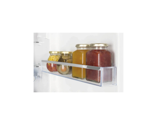 Balconnet de porte de réfrigérateur transparent avec plusieurs bocaux pour un rangement organisé.