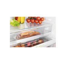 Vue intérieure organisée d'un réfrigérateur avec un tiroir FreshZone pour les aliments tels que le poisson et les légumes frais.