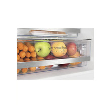 Tiroir de réfrigérateur VitControl Plus rempli de pommes et de carottes pour une conservation et une fraîcheur optimales des aliments.