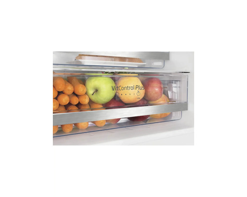 Tiroir de réfrigérateur VitControl Plus rempli de pommes et de carottes pour une conservation et une fraîcheur optimales des aliments.