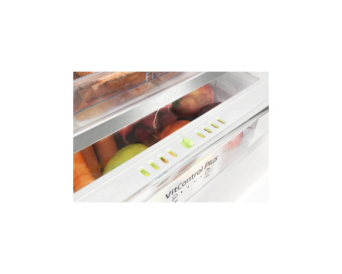 Gros plan d'un tiroir de réfrigérateur avec fonction VitControl Plus, contenant des fruits et légumes frais comme des carottes et des radis.